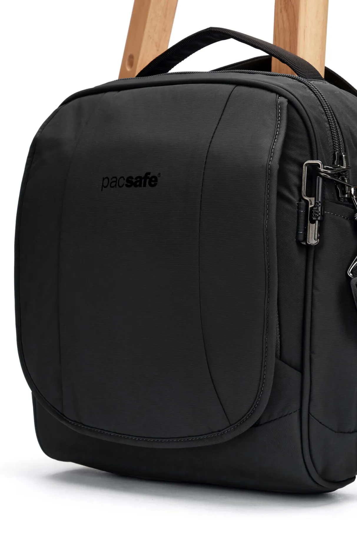Macpac Daypacks>Pacsafe Metrosafe Ls200 Crossbody